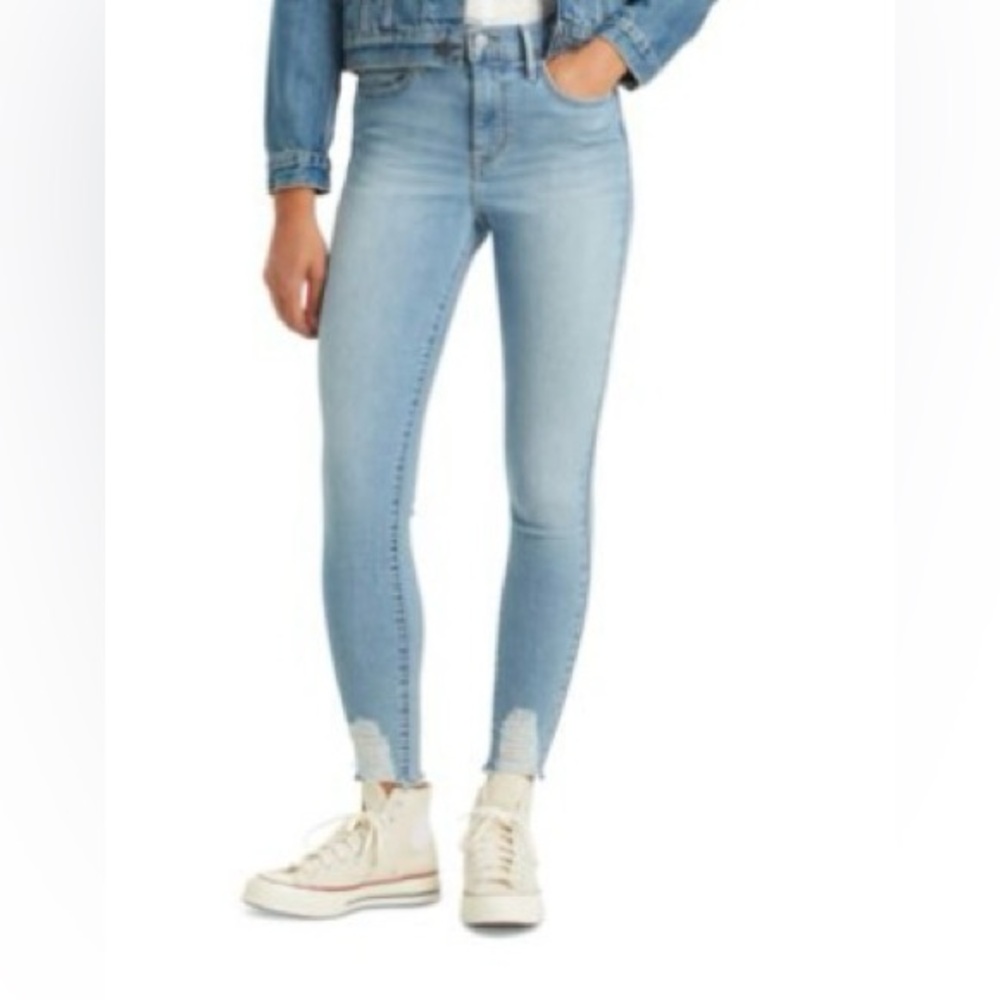 Levi's® Women's 720 High-Rise
Stretchy Super-Skinny Jeans Size: 32